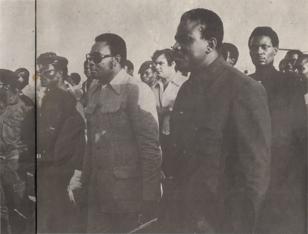 A chegada da delegação da FNLA em Luanda, em 1975, com Ngola kabangu, à direita e Johnny Pinnock Eduardo. Imagem da FNLA