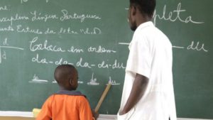governador-do-uige-nega-se-a-ouvir-professores-consideradosfantasmas_1481027611-b