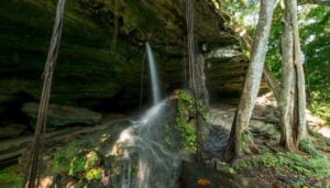 Grutas-do-Nzenzoo-1024x684-1024x585