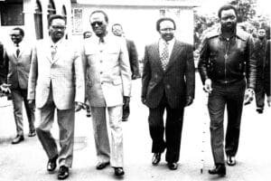 Agostinho-Neto-Holden-Roberto-Jonas-Savimbi-e-um-caramelo.