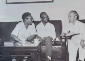 Viriato da Cruz acompanhado de Amilcar Cabral na China. Imagem do JA